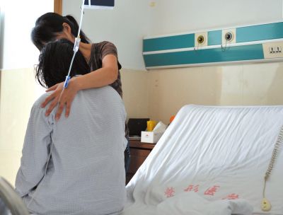 由于前天進行了面部修復手術,俞燕身體不適,父母24小時陪在她的身邊 由于前天進行了面部修復手術,俞燕身體不適,父母24小時陪在她的身邊