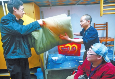 班主任韓運俠(左)為劉同宇送來了學校特意準備的生活用品 班主任韓運俠(左)為劉同宇送來了學校特意準備的生活用品