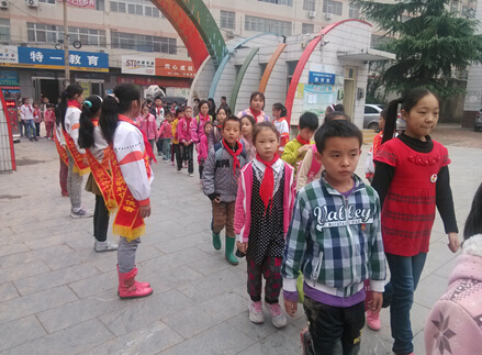 學生有秩序進校 學生有秩序進校