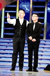 圖為：黃小松右在節目中