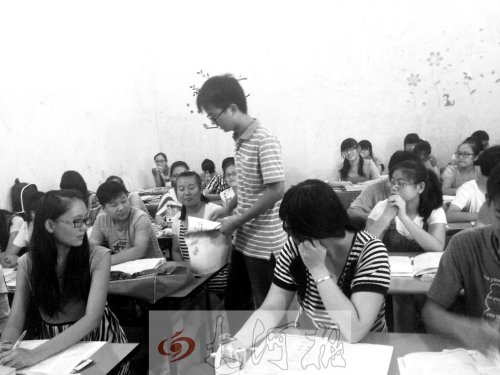 補習課上，馮昊怡不像老師，更像是學生們的同學。