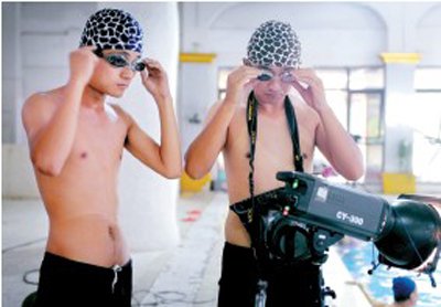 攝影師與助理帶上設(shè)備，準(zhǔn)備下水