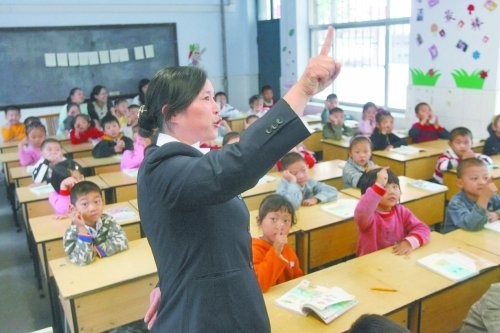 不到上小學年齡的孩子，只得在幼兒園復讀或者上“幼小銜接班”