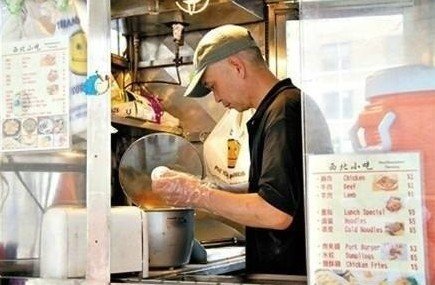 紐約哥大門口，顧客排長隊買他的肉夾饃