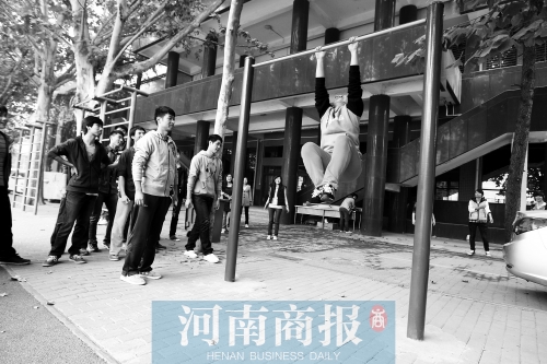 引體向上，難住不少同學(xué)