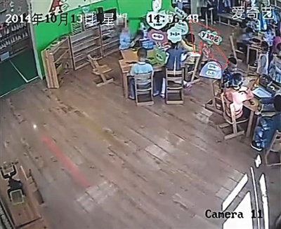 幼兒園監控畫面顯示，小健曾被推搡、拉扯（紅箭頭處）