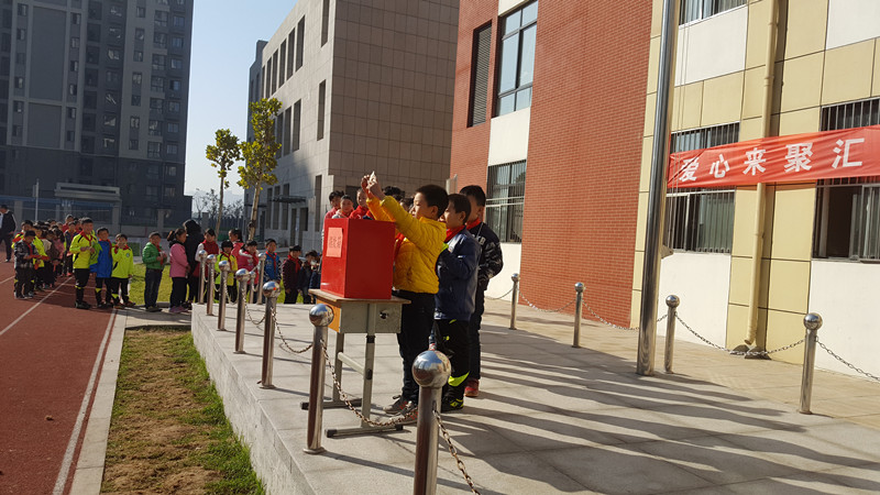 捐款學生隊伍排成一條長龍