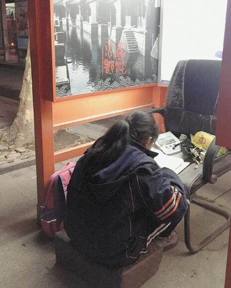 電話亭就是曉華的書房,她在這里做了5年作業(yè) 電話亭就是曉華的書房,她在這里做了5年作業(yè)