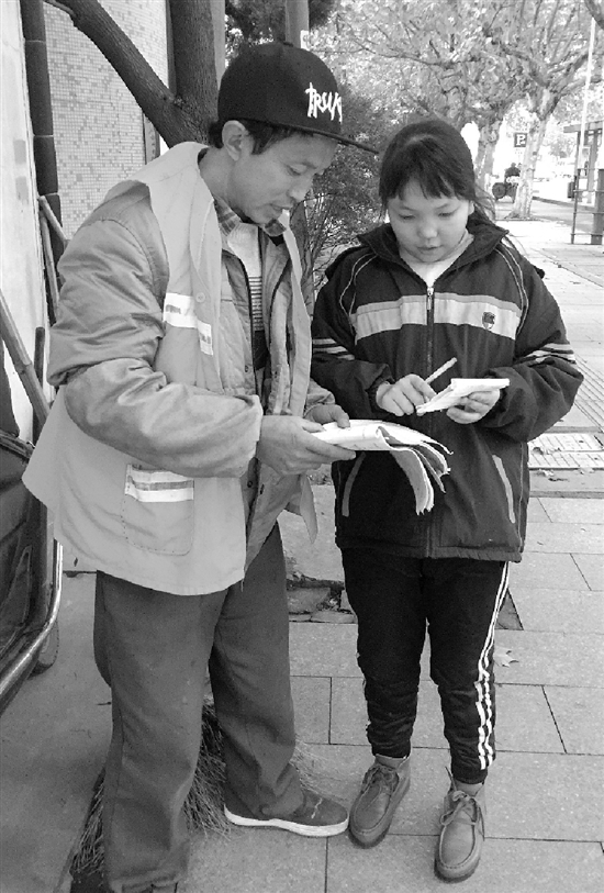 陳富康利用工作間隙輔導女兒做作業(yè) 陳富康利用工作間隙輔導女兒做作業(yè)