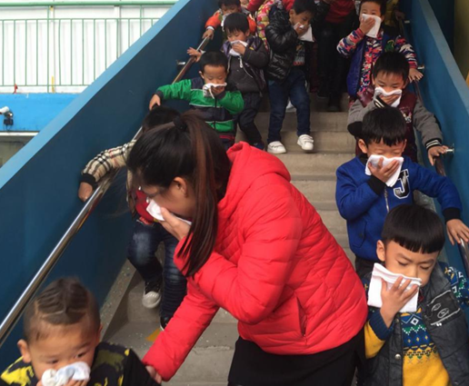 孩子們在老師的指導下迅速離開危險區