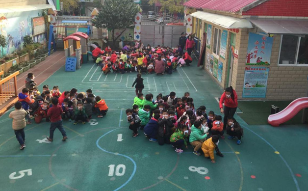 孩子們在指定的安全區域集合