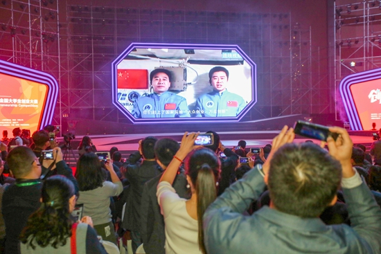 主辦方播放正在天宮二號上執行任務的航天員景海鵬和陳冬為大賽錄制的視頻