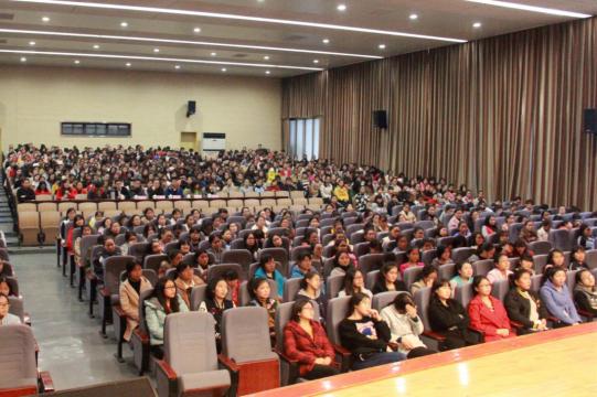 同學們認真傾聽導師們的創業故事 同學們認真傾聽導師們的創業故事