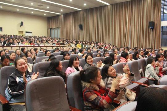 同學們為導師精彩有趣的演講鼓掌 同學們為導師精彩有趣的演講鼓掌