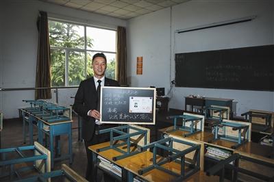 　張俊成，41歲，曾是北京大學的一名保安。1995年，通過成人高考，考上了北京大學法律系(專科)，被媒體稱為“北大保安高考第一人”，現為長治市一所中等職校的校長