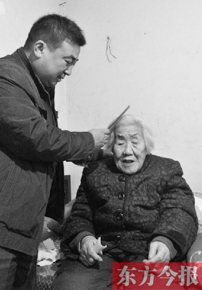 王永周給王素琴梳頭發