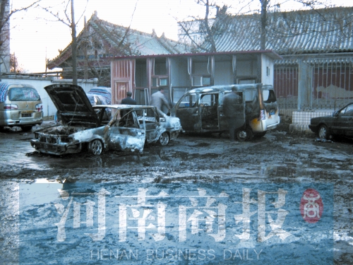 現(xiàn)場，兩輛車被燒得只剩骨架