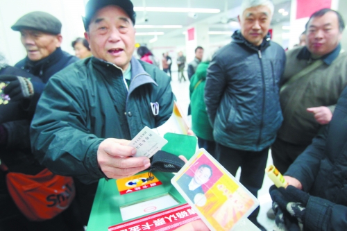 老人帶著多種證件想免費乘車，工作人員稱沒接到通知拒絕。