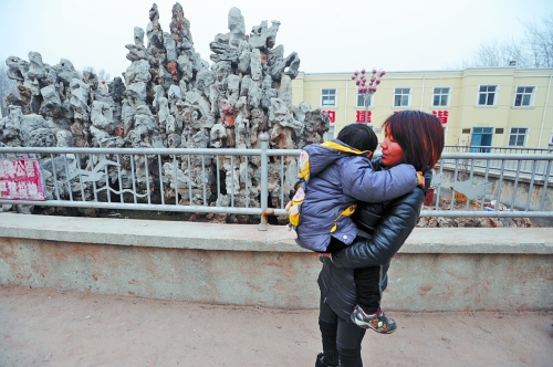 經(jīng)歷了之前的兇險(xiǎn)，窩在媽媽懷中的亮亮看到水池，仍感到有些害怕。