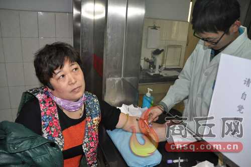 劉艷平的血樣和浙江省一位患者成功配型，1月15日下午3點，醫(yī)護(hù)人員正在為劉艷平再次抽取血樣