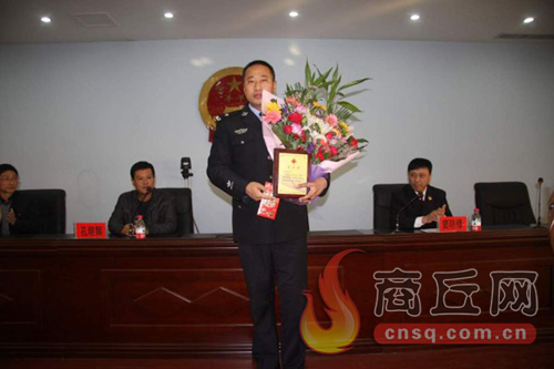 高兵雷是睢陽區(qū)檢察院一位檢察干警，在去鄭州捐獻(xiàn)造血干細(xì)胞時，他所在的單位為他組織了熱烈的歡送儀式