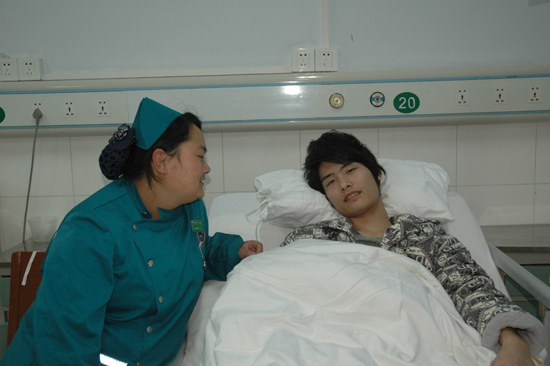 小伙兒患病智力"重返童年" 無家可歸難住醫院 小伙兒患病智力"重返童年" 無家可歸難住醫院