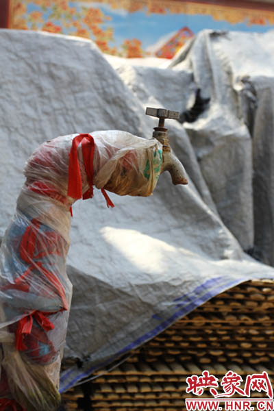 一名居民對(duì)記者說，“你擰擰水管看，俺不騙你，沒水吧？”