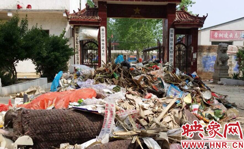 杜集鎮育龍初級中學門口突然多了一堆生活垃圾