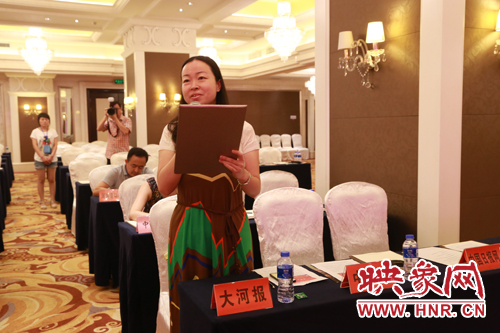 參加新聞發布會的媒體記者提問