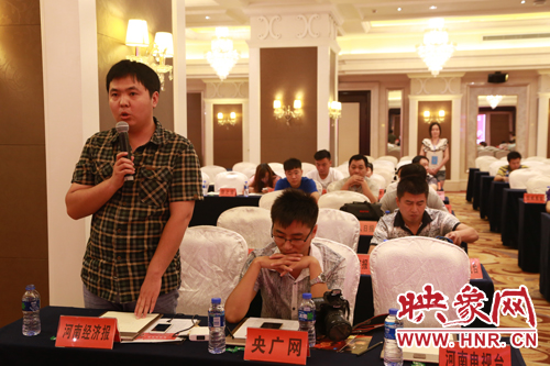 參加新聞發布會的媒體記者提問