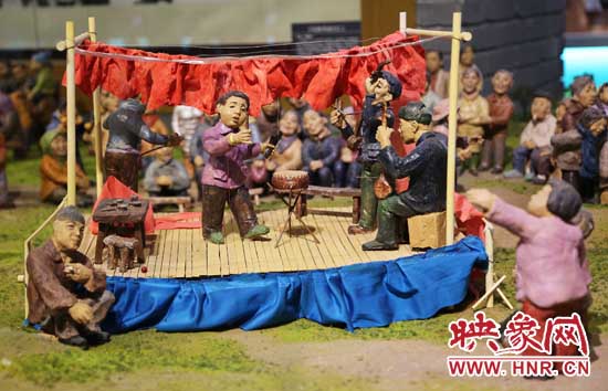 河南寶豐中華曲藝展覽館內的說唱和聽書造型的泥塑人。（3月1日攝）