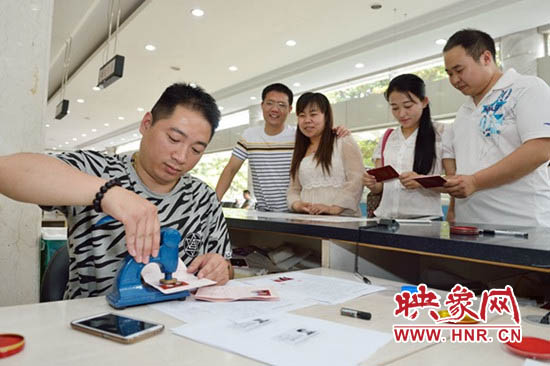 工作人員為新人辦理結婚證