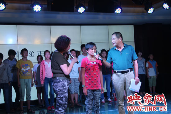 為26位貧困兒童募集94685.99元和價值近五萬元的書籍、衣物等物資