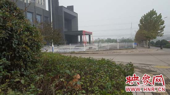 和附近的綠化地帶相比起來顯得很不協(xié)調 和附近的綠化地帶相比起來顯得很不協(xié)調