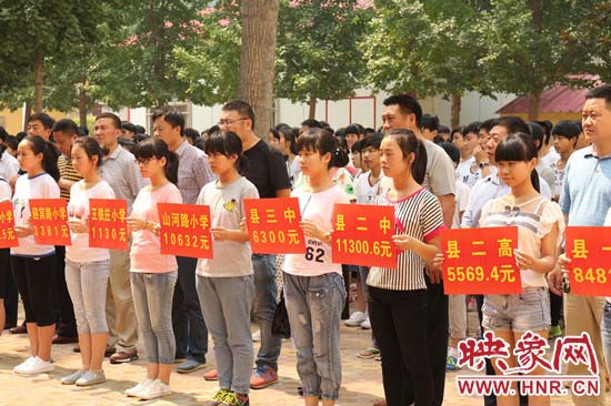 經(jīng)過一周的廣泛宣傳動(dòng)員，全縣教育系統(tǒng)共捐款174113元。