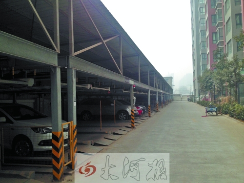 中原區(qū)新禧園小區(qū),靠著圍墻的空地,建成兩層立體車庫。