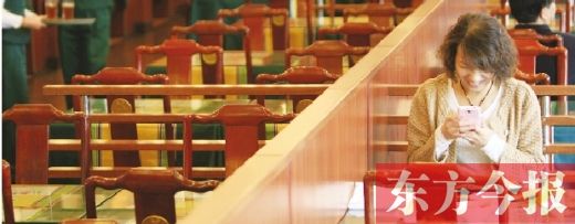 一名食客在西餐廳內使用免費無線網絡