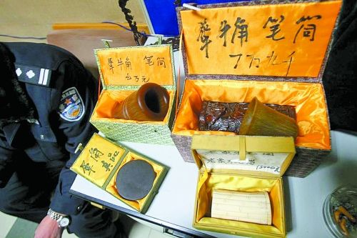 這些商品被暫扣，并根據(jù)鑒定情況對販賣者依法處罰。 記者 閆化莊 攝