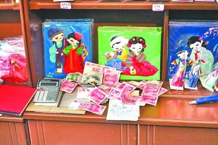2012年6月21日，在朝鮮羅先特別市的一家商店里，柜臺(tái)上散落著一些人民幣。在朝鮮，人民幣比本國的貨幣更受歡迎。 CFP供圖