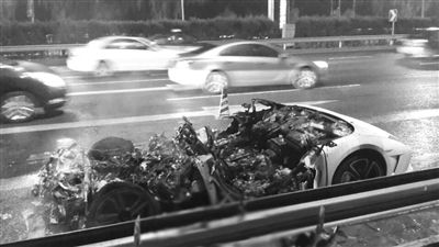 蘭博基尼自燃后報廢。　微博網友 SCC寬寬 攝