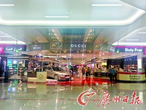 迪拜機場的免稅店是不少人的血拼地。 迪拜機場的免稅店是不少人的血拼地。