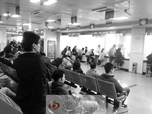 鄭州住房公積金管理中心辦事大廳,坐滿辦理業務的市民。 鄭州住房公積金管理中心辦事大廳,坐滿辦理業務的市民。