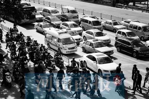 紫荊山路與商城路交叉口，見無車讓行，一輛救護車只好選擇右轉車道直行 記者 邱曉峰/攝