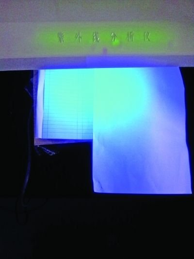 記者的采訪本比A4紙熒光劑更多。