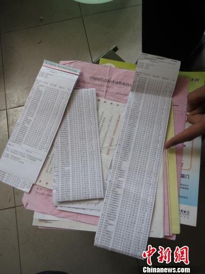 圖為王澤母睿收集的話費(fèi)詳單等證據(jù)。 白琥 攝 圖為王澤母睿收集的話費(fèi)詳單等證據(jù)。 白琥 攝