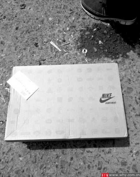 劉先生下單訂購(gòu)的運(yùn)動(dòng)鞋包裝為“耐克”，里面卻是“安踏”。 受訪者供圖