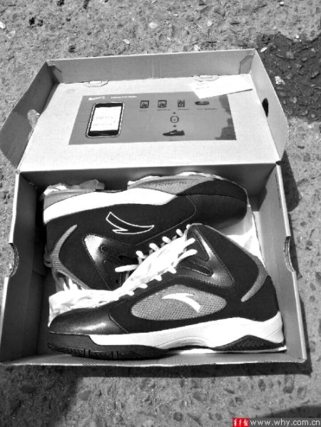 劉先生下單訂購(gòu)的運(yùn)動(dòng)鞋包裝為“耐克”，里面卻是“安踏”。 受訪者供圖