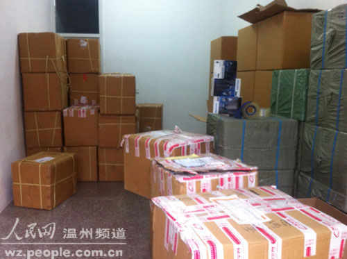 圖為羅某造假倉庫里已打包準備發貨的假剃須刀成品