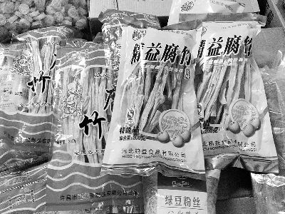 內(nèi)黃腐竹含吊白塊被曝光后，市場上內(nèi)黃產(chǎn)腐竹難覓蹤跡。攤主所售產(chǎn)品大多出自河南許昌和河北保定