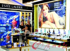 今年以來，雅詩蘭黛等大牌化妝品相繼被檢出不合格產品。（圖片來源：廣州日報 王燕攝）